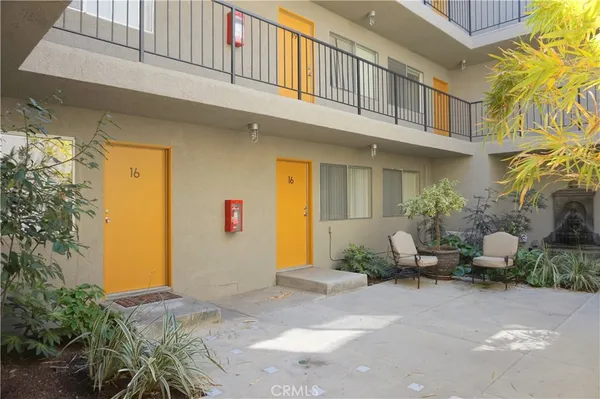 $2,495 | 11441 Oxnard Street, Unit 6, North Hollywood, CA 91606