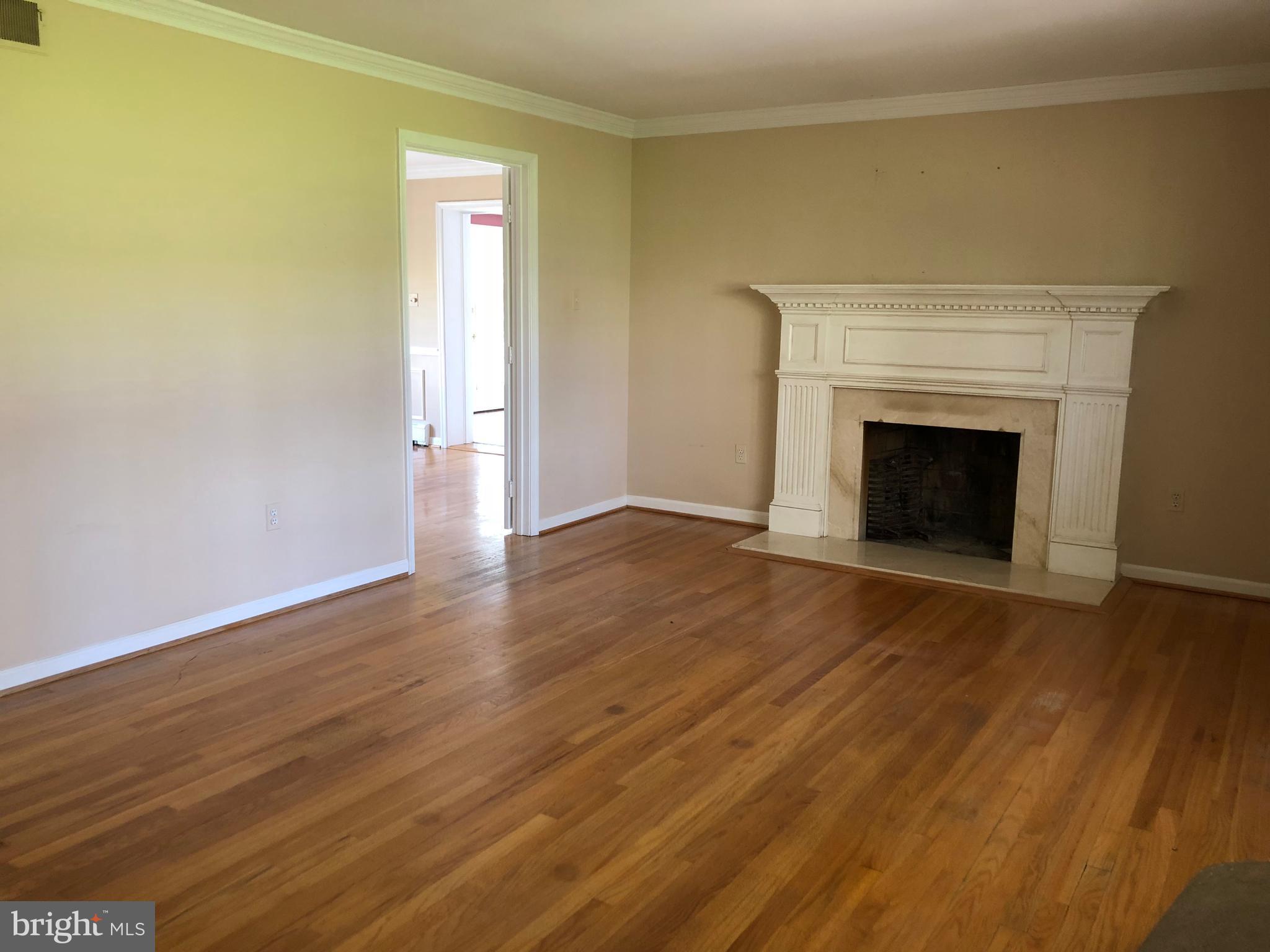 1023 Utterback Store Road Great Falls, VA 22066 - Photo 7 of 28 Living Room
