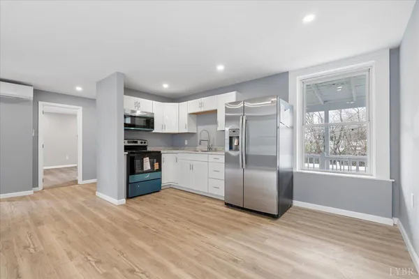 a view of a house with backyard and garden