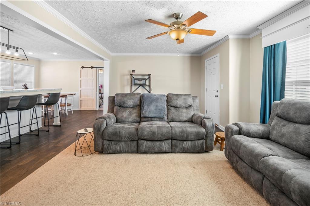 1020 Kayla Ridge Road Walnut Cove, NC 27052 - Photo 5 of 36 Livingroom