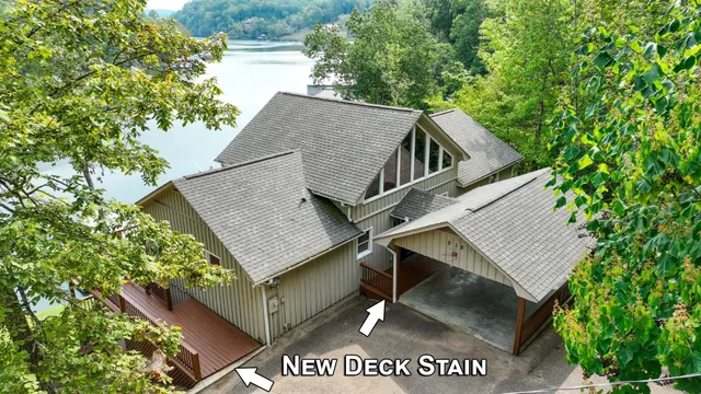 a view of houses with sky view