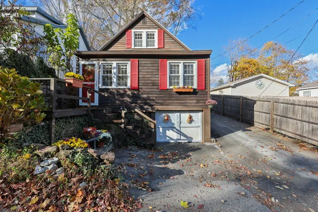 $295,000 | 18 Lake Boulevard, East Hampton, CT 06424