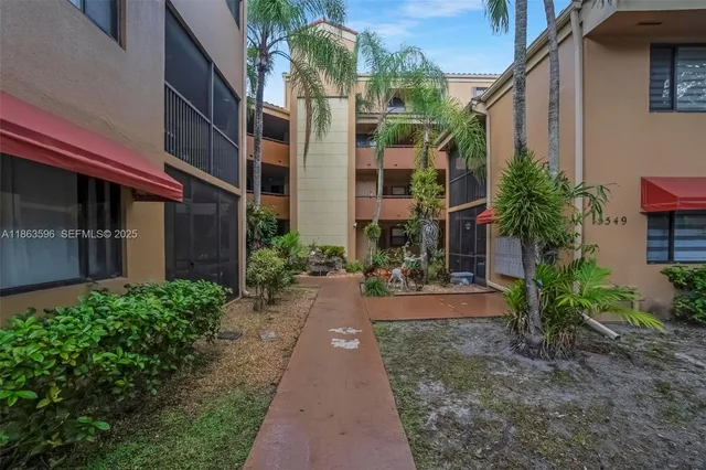 $2,850 | 15549 North Miami Lakeway, Unit 306, Miami Lakes, FL 33014