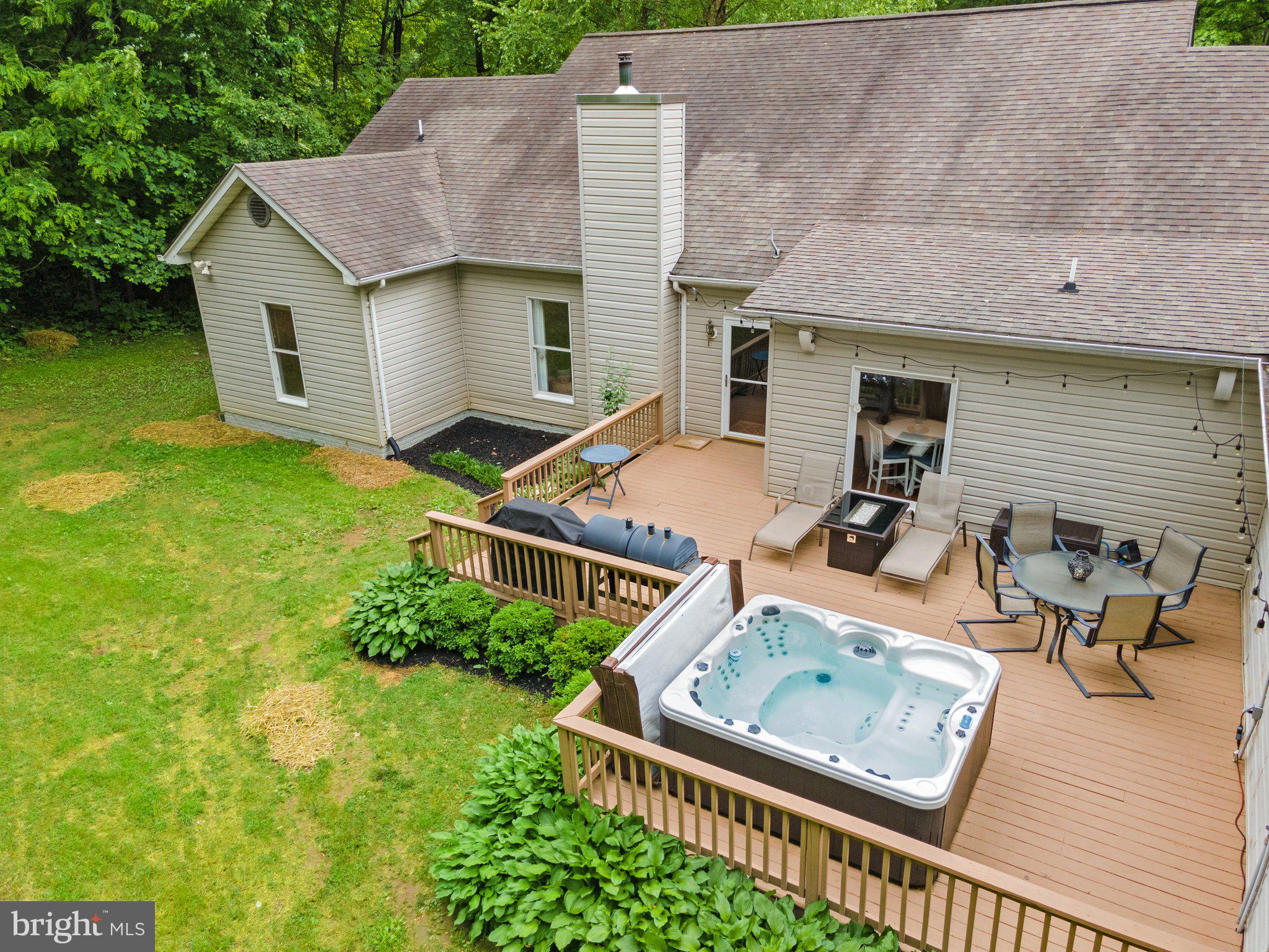 Deck with hot tub under the stars
