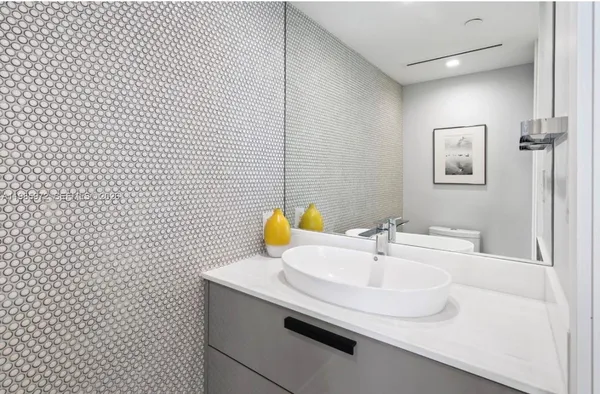 $13,000 | 1500 Ocean Drive, Unit UPH5, Miami Beach, FL 33139