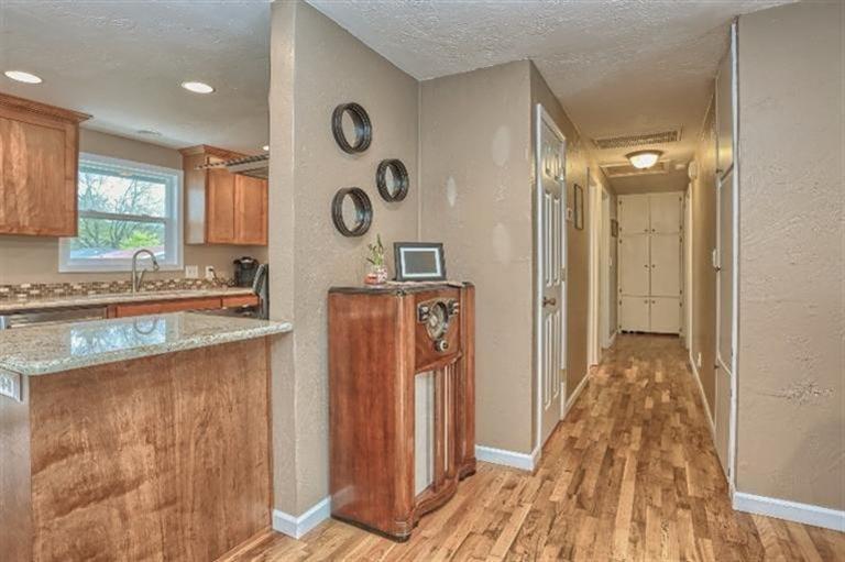 305 South Rose Street Phoenix, OR 97535 - Photo 9 of 35 Beautiful hard wood floors and newer lig