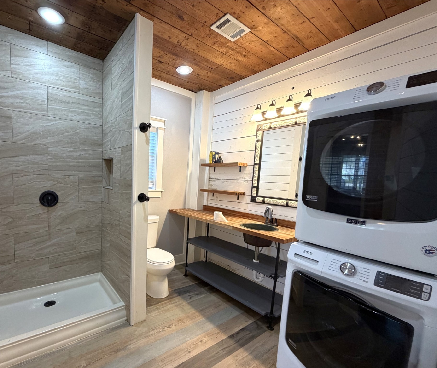 410 North Elm Street Trinity, TX 75862 - Photo 11 of 20 a bathroom with a sink a toilet and shower