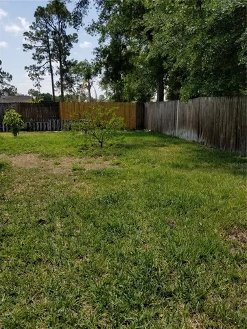 a view of a backyard