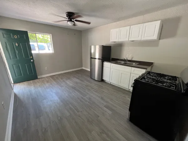 $899 | 4831 Sycamore Avenue, Unit 4, Pasadena, TX 77503