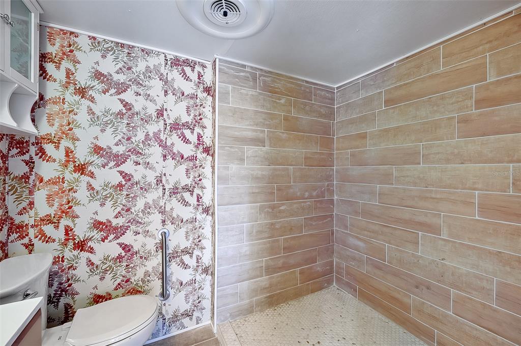 123 Miller Road Pomona Park, FL 32181 - Photo 6 of 36 a bathroom with a shower curtain