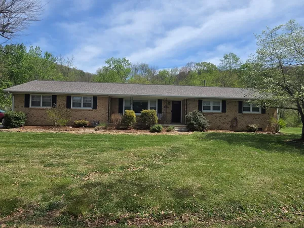 $445,000 | 906 Riverside Circle, Celina, TN 38551
