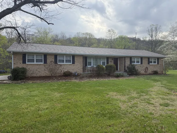 $445,000 | 906 Riverside Circle, Celina, TN 38551