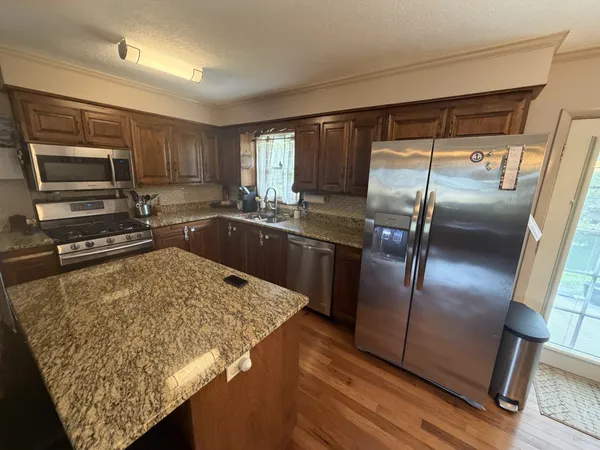 $445,000 | 906 Riverside Circle, Celina, TN 38551