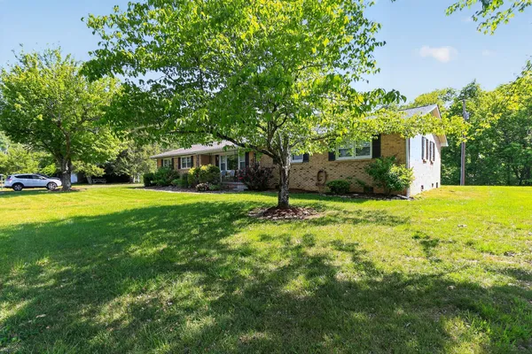 $427,000 | 906 Riverside Circle, Celina, TN 38551