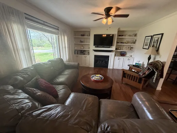 $445,000 | 906 Riverside Circle, Celina, TN 38551