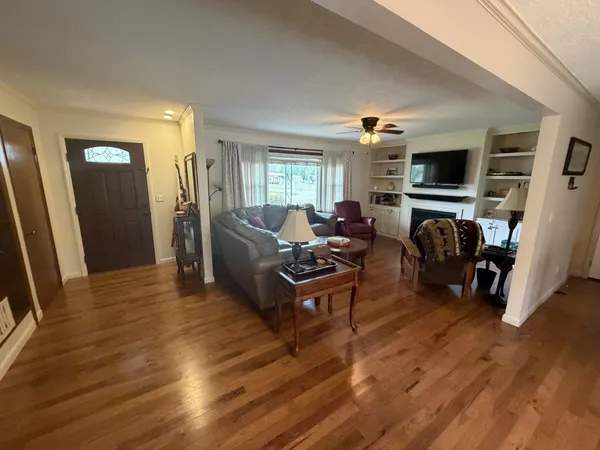 $445,000 | 906 Riverside Circle, Celina, TN 38551