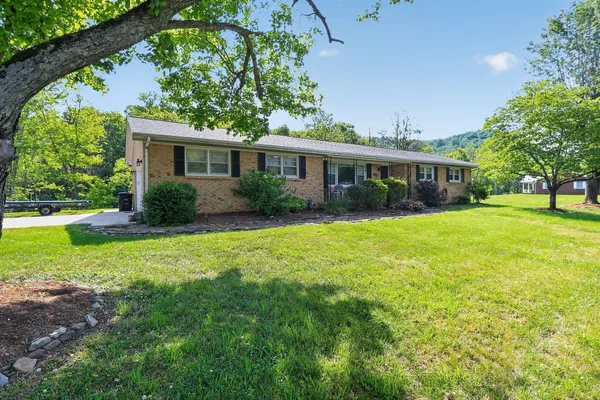 $427,000 | 906 Riverside Circle, Celina, TN 38551