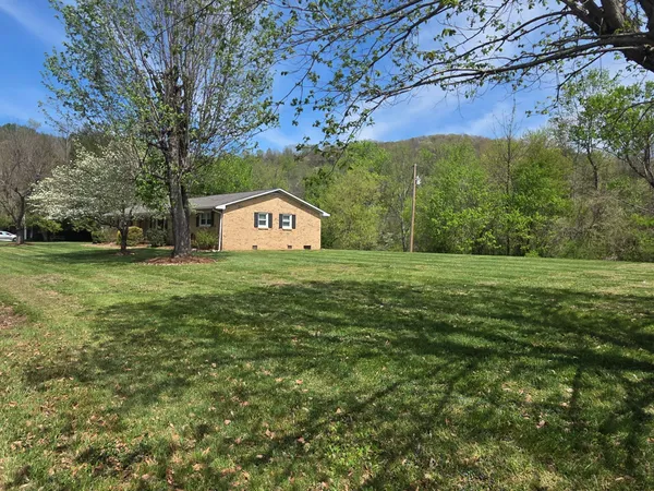 $445,000 | 906 Riverside Circle, Celina, TN 38551