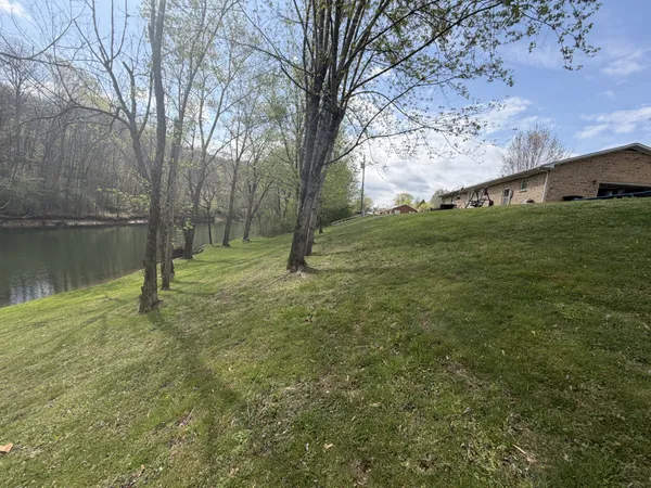 $445,000 | 906 Riverside Circle, Celina, TN 38551