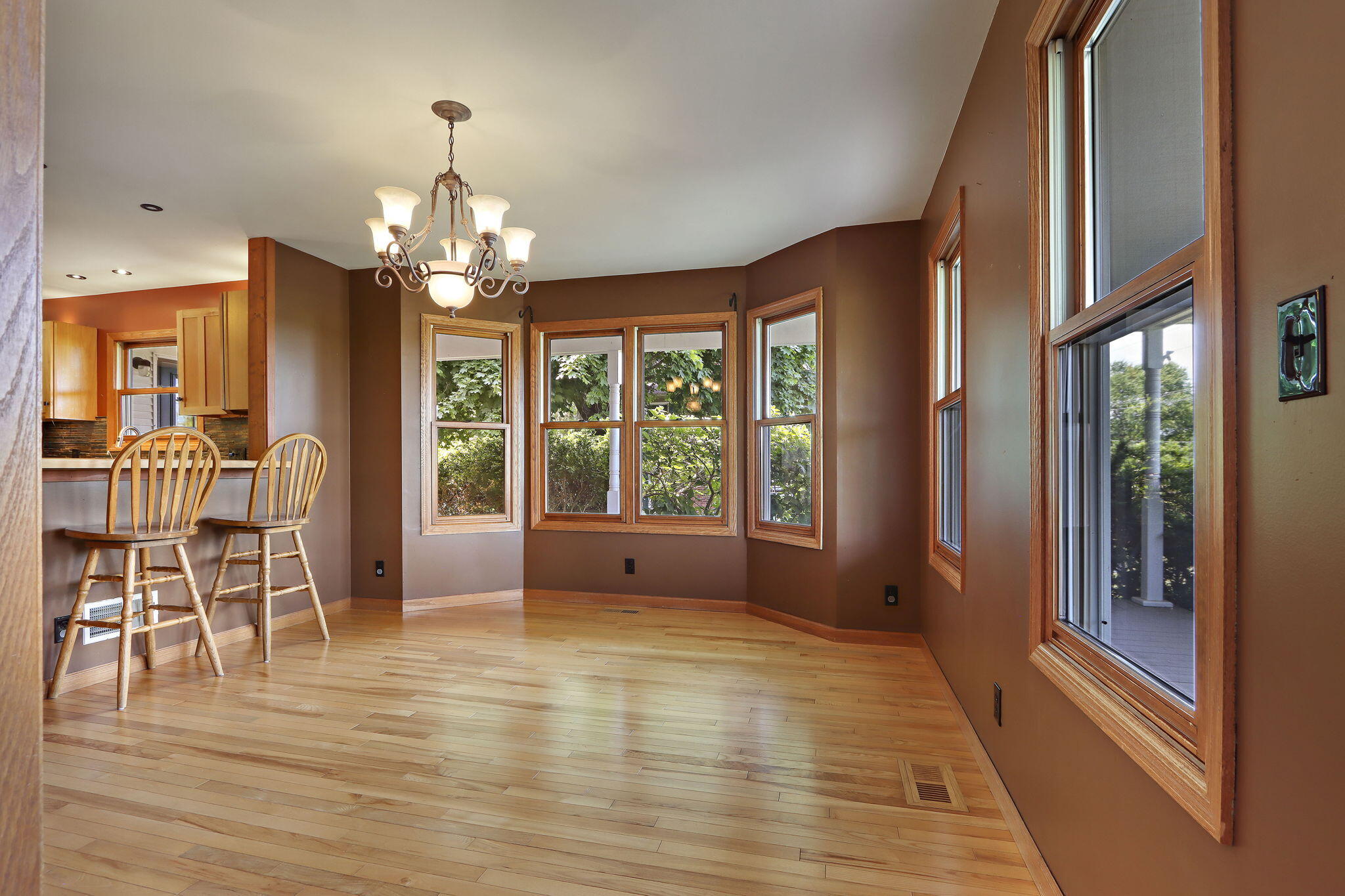 553 Twin Lakes Road Bloomfield, WI 53128 - Photo 5 of 43 dining area
