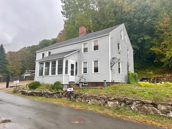 a view of a house with backyard