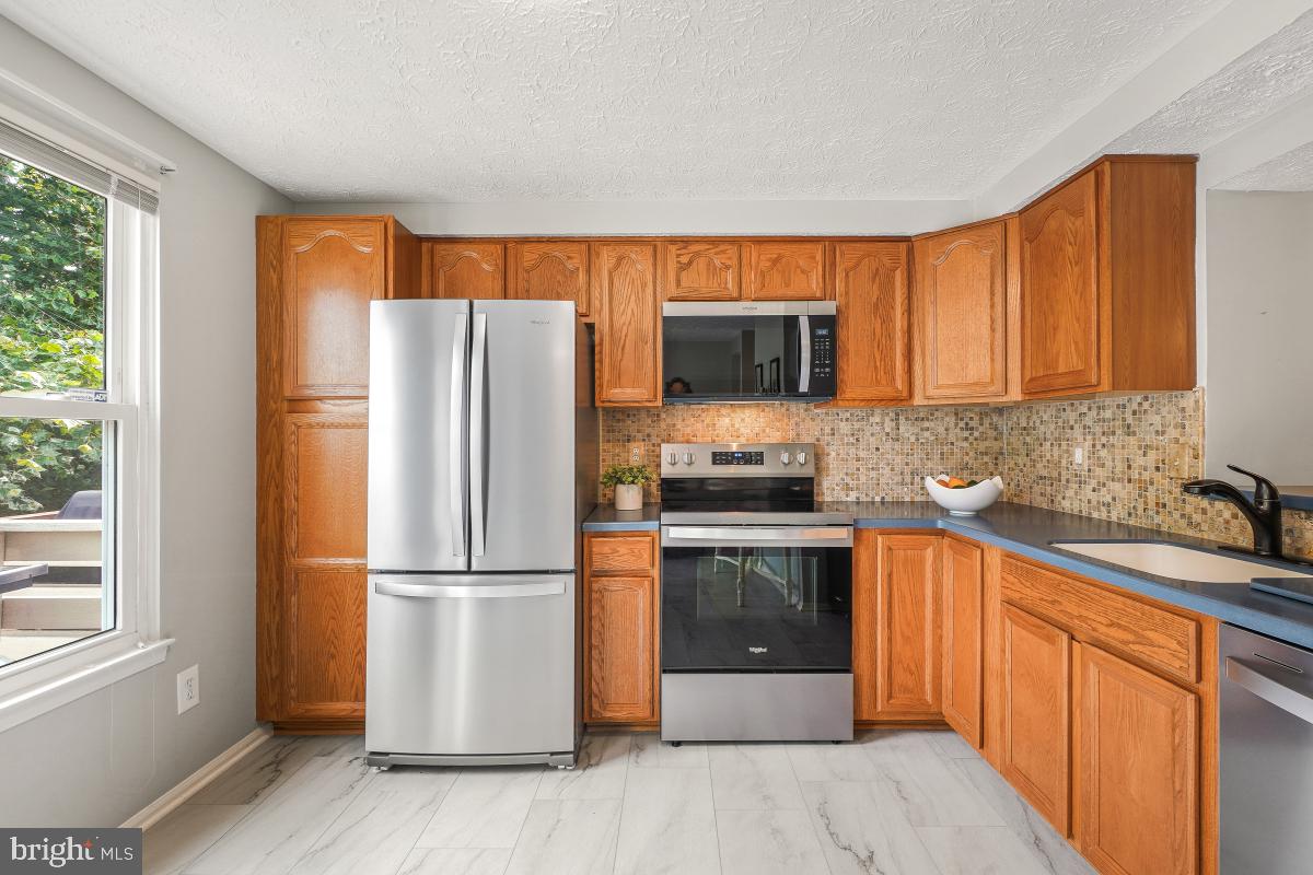 1705 Sundance Drive Reston, VA 20194 - Photo 19 of 29 a kitchen with stainless steel appliances granite countertop a refrigerator and a stove top oven