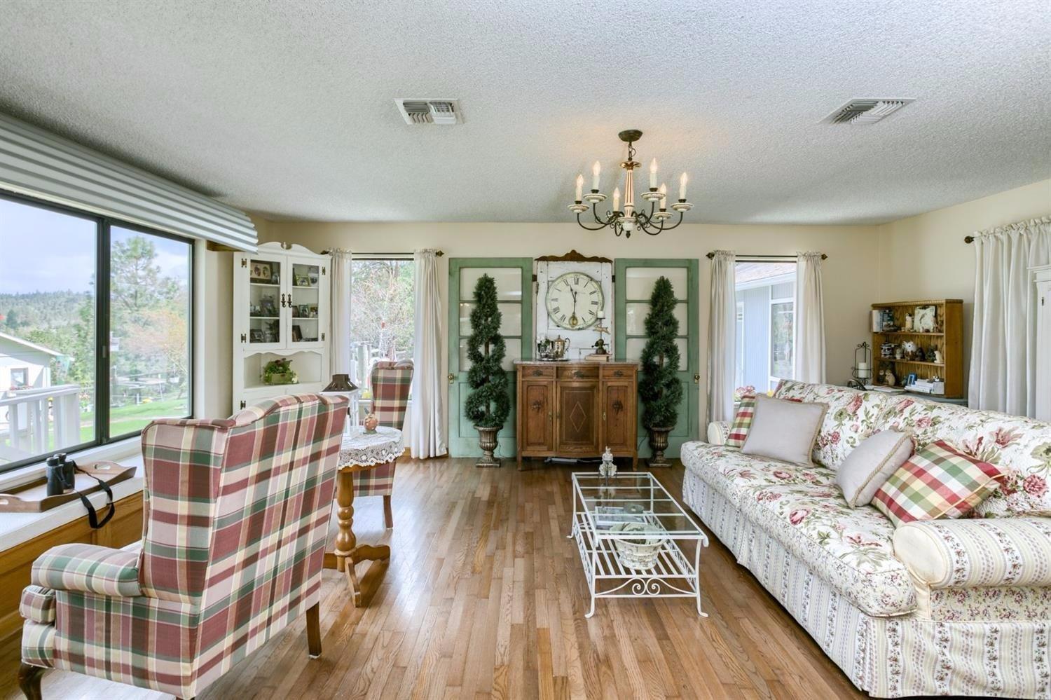 555 Keen Road Grants Pass, OR 97527 - Photo 4 of 35 Living room with Picture window Views!