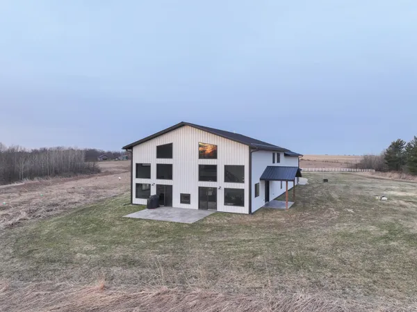 $2,000,000 | 11719 Ridgeview Road, Hokah, MN 55941