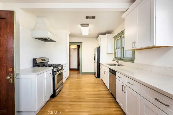 $4,995 | 2515 East 4th Street, Long Beach, CA 90814