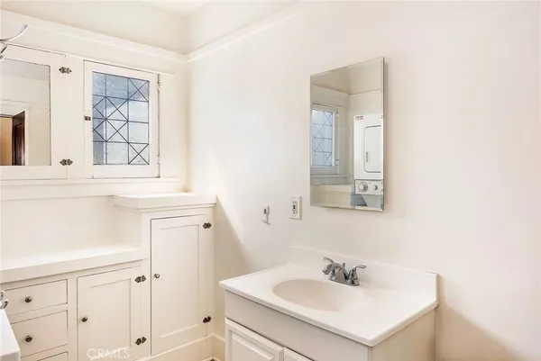 $4,995 | 2515 East 4th Street, Long Beach, CA 90814