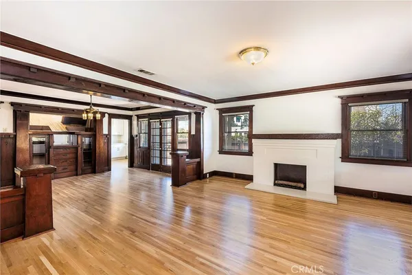 $4,995 | 2515 East 4th Street, Long Beach, CA 90814