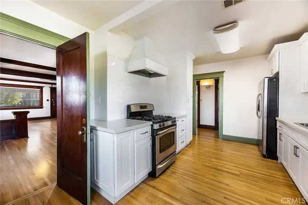 $4,995 | 2515 East 4th Street, Long Beach, CA 90814