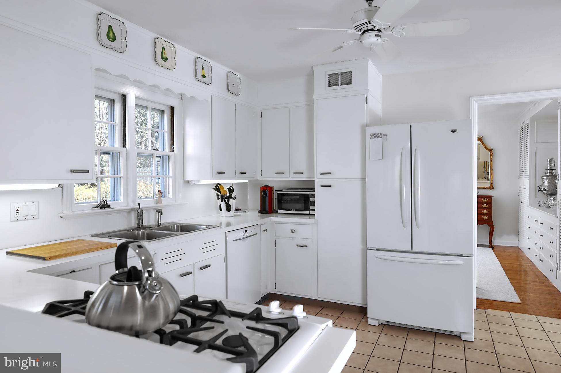 96 Hun Road Princeton, NJ 08540 - Photo 7 of 38 Kitchen accessible to Great Rm and to formal DR