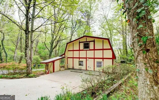 a view of an outdoor space with a street