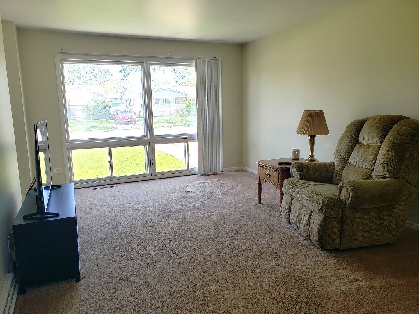 15230 Ridgeway Avenue Midlothian, IL 60445 - Photo 3 of 21 a living room with furniture and a window