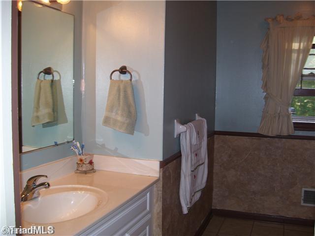 576 Baltimore Road Advance, NC 27006 - Photo 7 of 10 Bath.