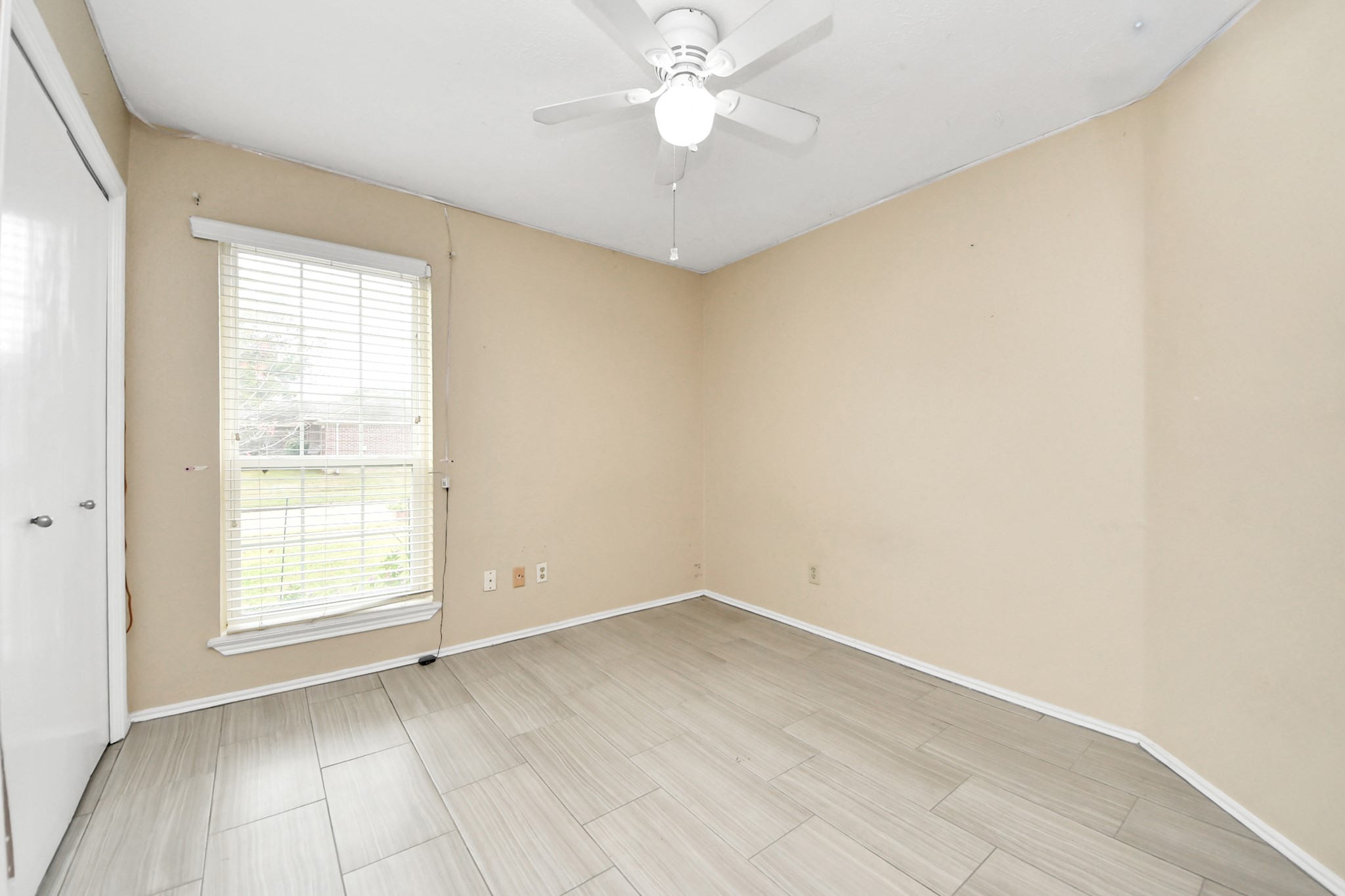 17702 Poppy Trails Lane Houston, TX 77084 - Photo 29 of 37 an empty room with a window and a fan