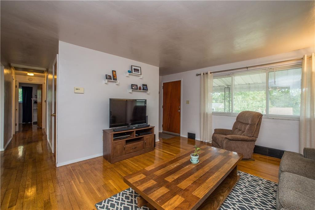 757 Lindsay Road Carnegie, PA 15106 - Photo 3 of 25 Gallery Image 3