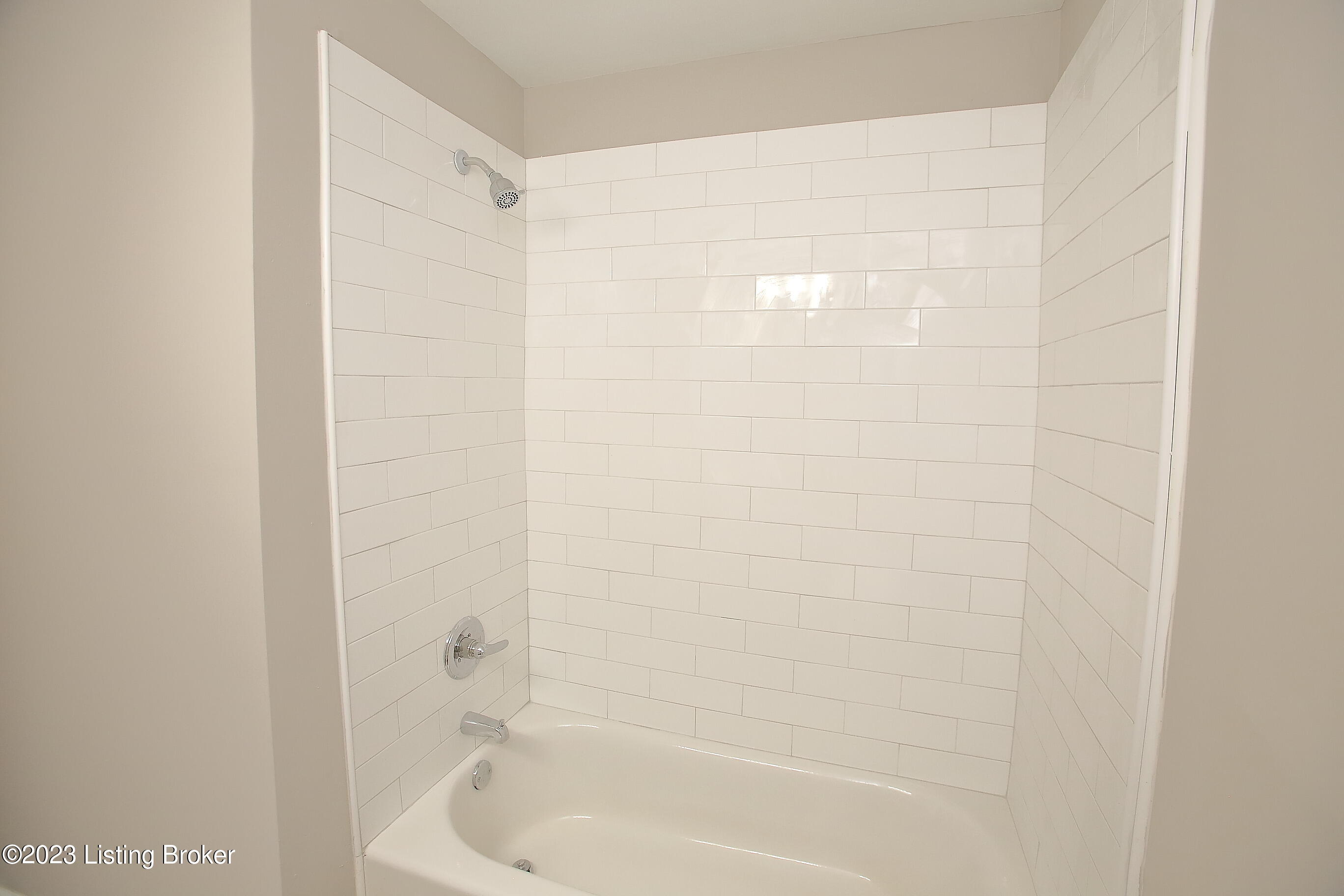 16 Welby Road Louisville, KY 40258 - Photo 26 of 44 Full Bath