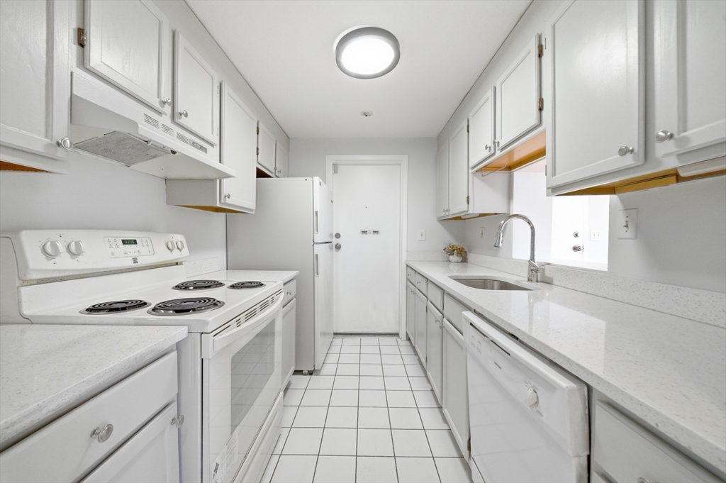 60 R Gibson Street, Unit B1 Boston, MA 02122 - Photo 7 of 28