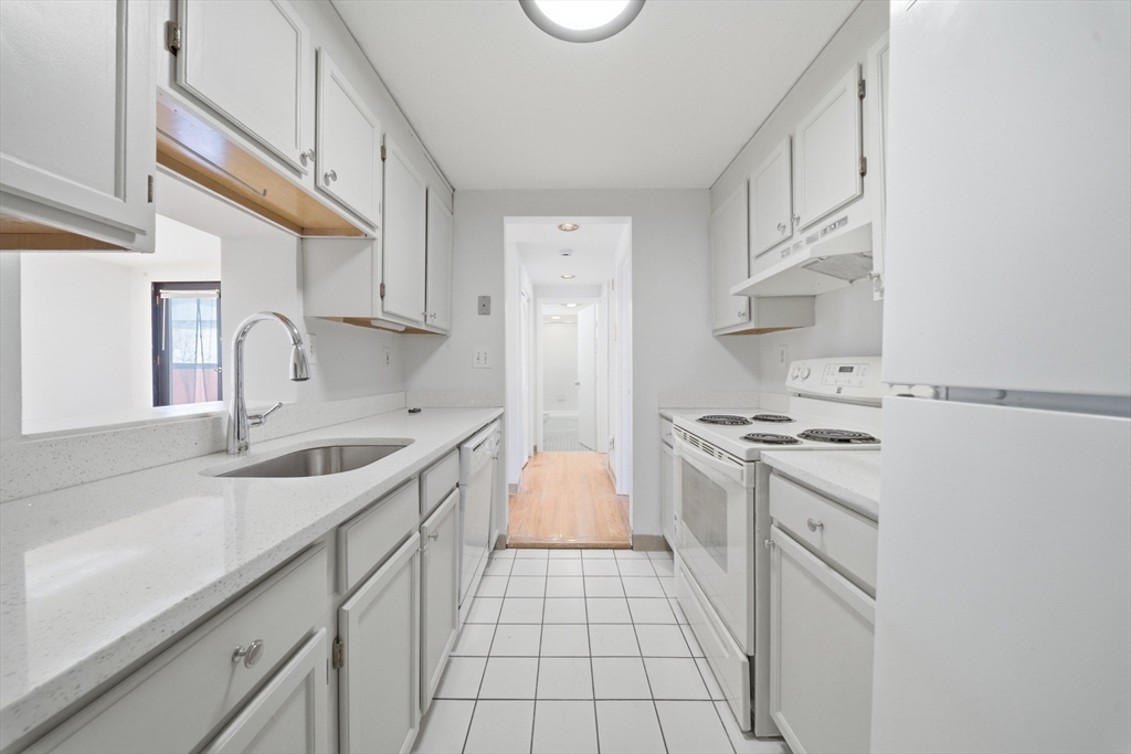 60 R Gibson Street, Unit B1 Boston, MA 02122 - Photo 8 of 28