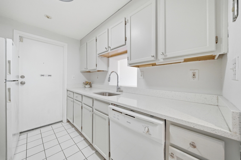 60 R Gibson Street, Unit B1 Boston, MA 02122 - Photo 9 of 28