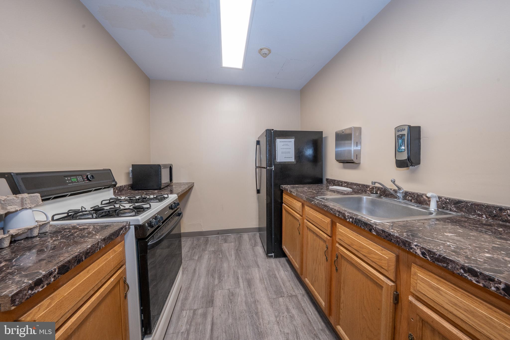 7900 Old York Road, Unit 814A Elkins Park, PA 19027 - Photo 40 of 43 a kitchen with a stove and a sink