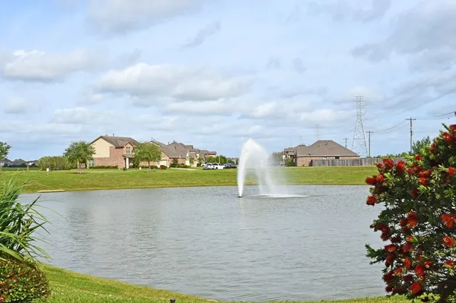 $307,642 | 410 Kendall Crest Drive, Alvin, TX 77511