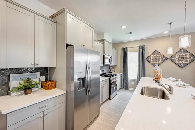 $307,642 | 410 Kendall Crest Drive, Alvin, TX 77511