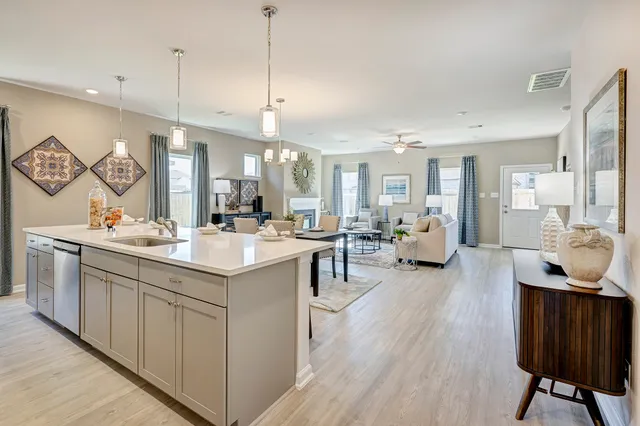 $307,642 | 410 Kendall Crest Drive, Alvin, TX 77511