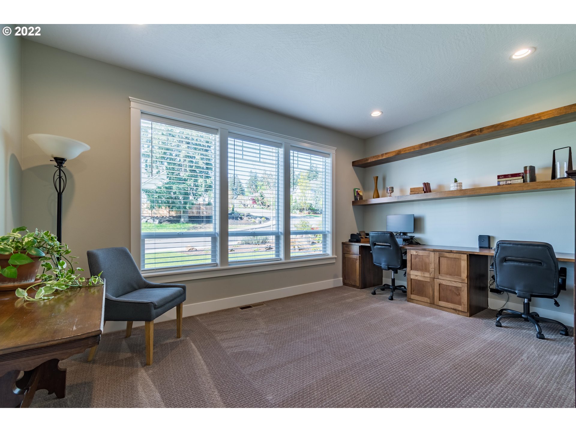 6074 Graystone Loop Springfield, OR 97478 - Photo 19 of 32 a workspace with furniture and a window
