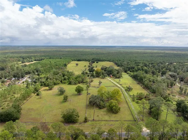 a view of a house with backyard porch and garden