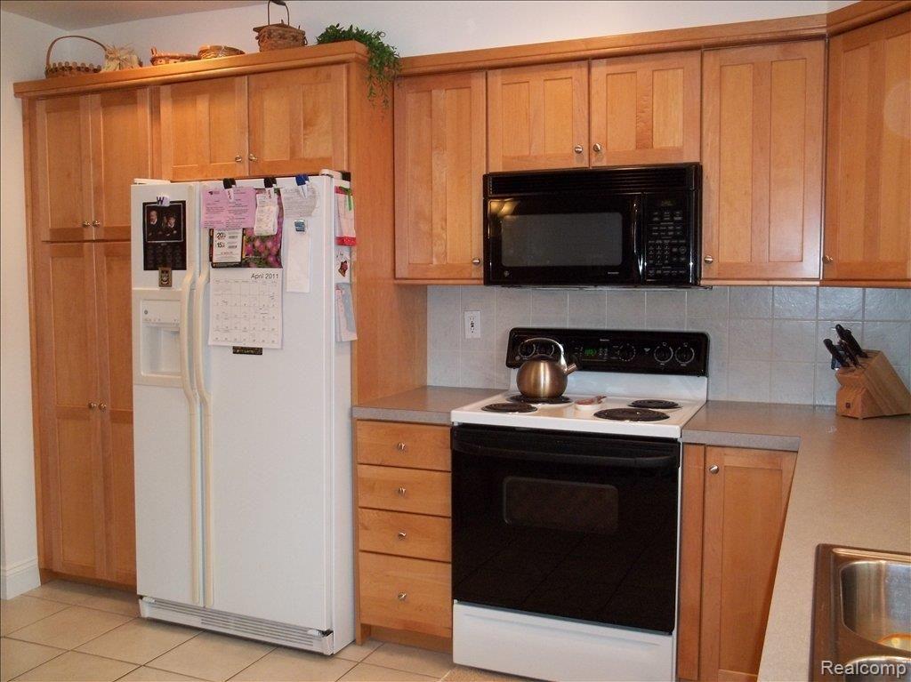787 Meadowlake Road Canton, MI 48188 - Photo 7 of 22 Kitchen 2