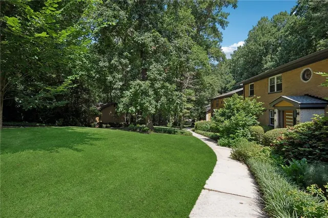 a view of a back yard